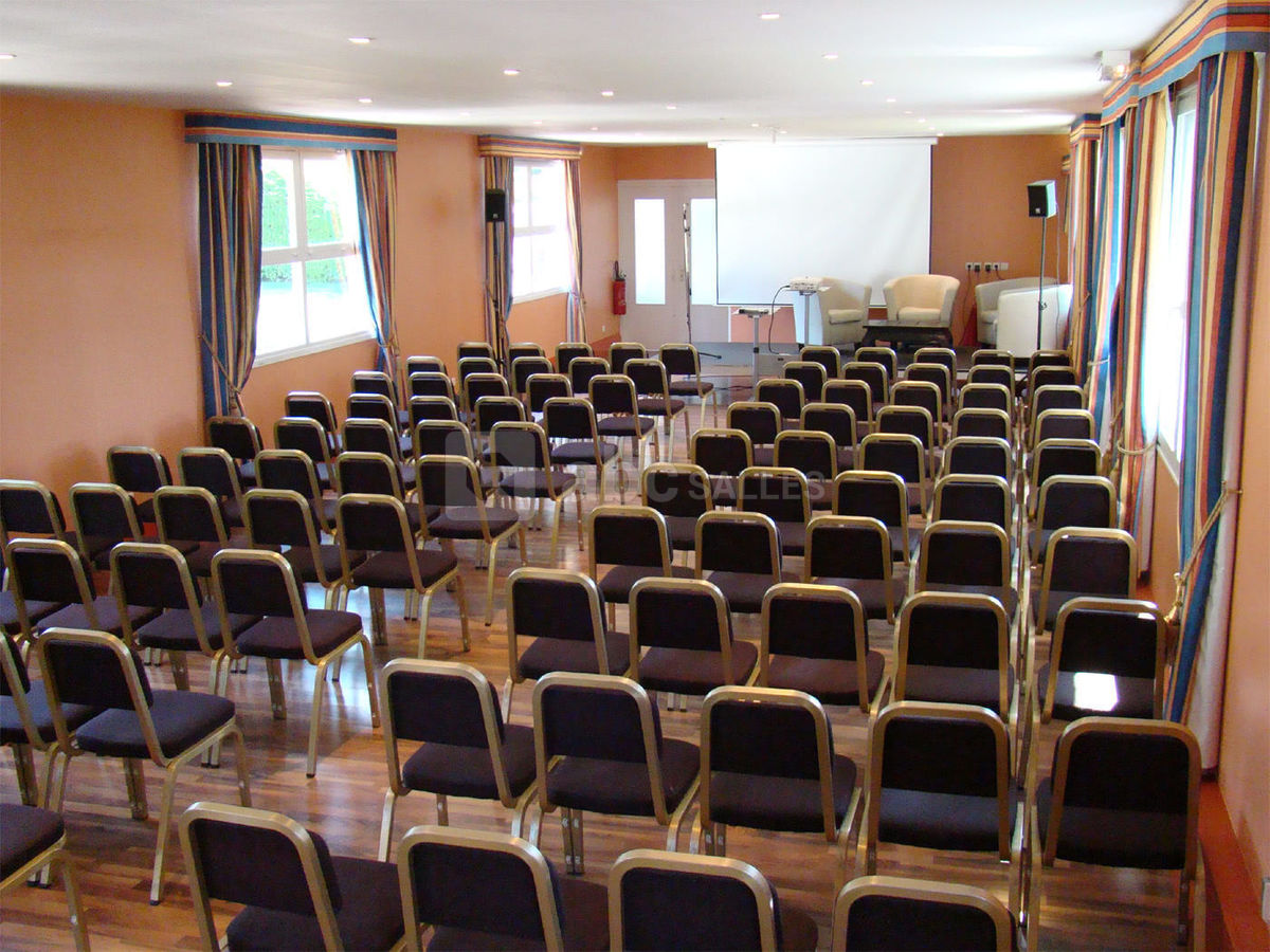 Salle Dutuit en disposition conférence (jusqu'à 120 personnes)
