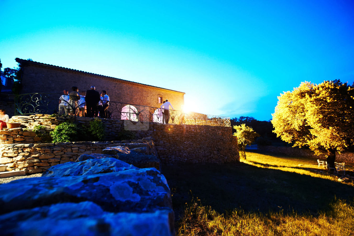Vue sur la terrasse et la métairie