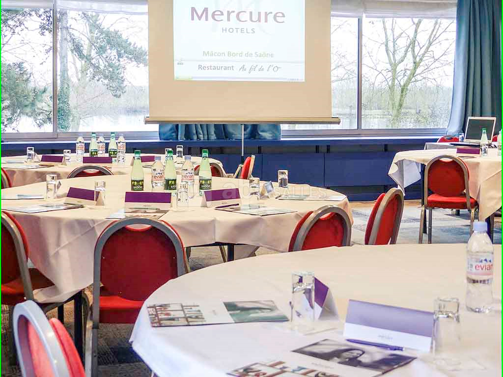 Salle dressée en demi-lune