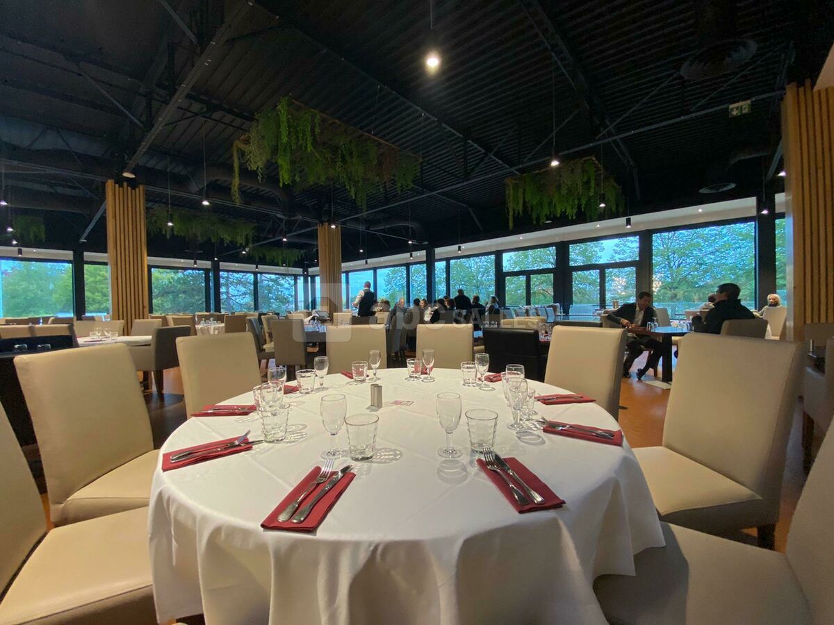 Une salle du restaurant dressée