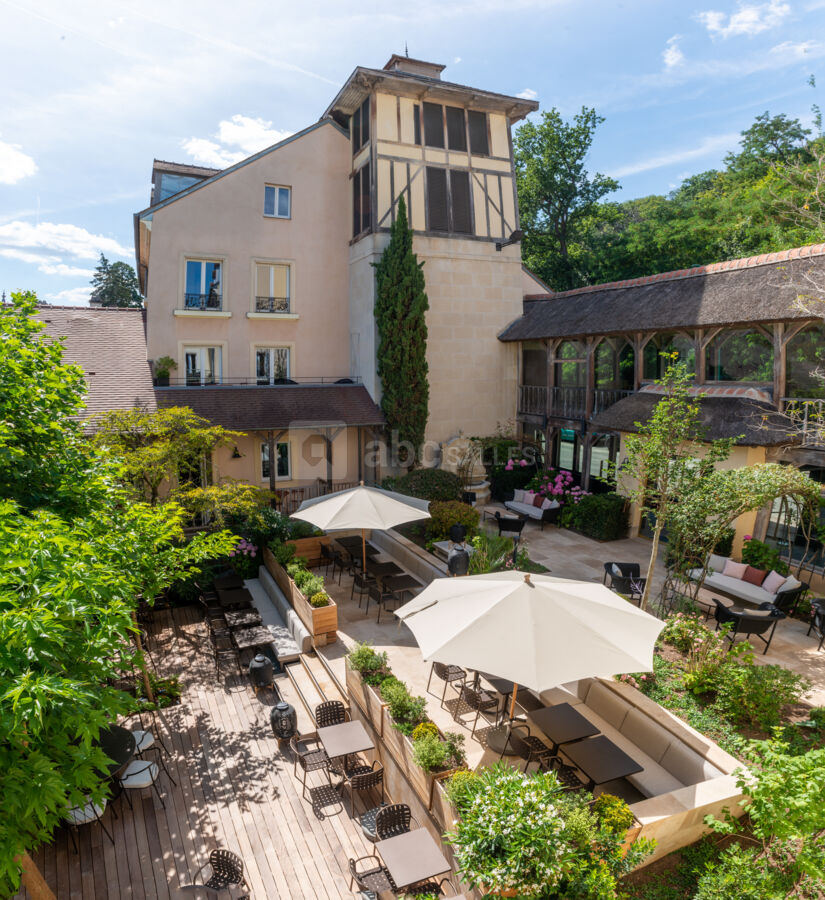 Vue globale cour intérieure de l'hôtel