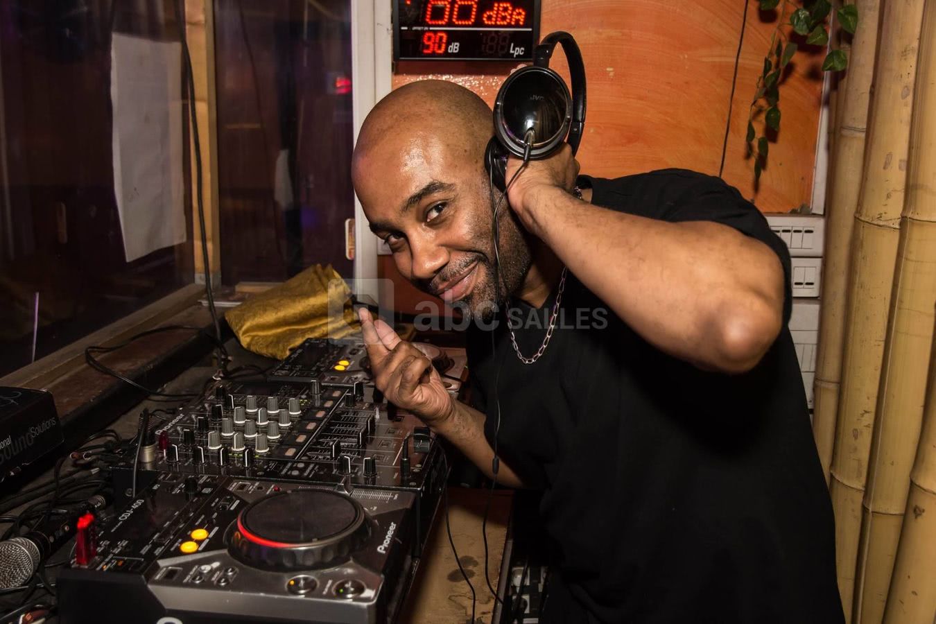 Dj et piste de danse