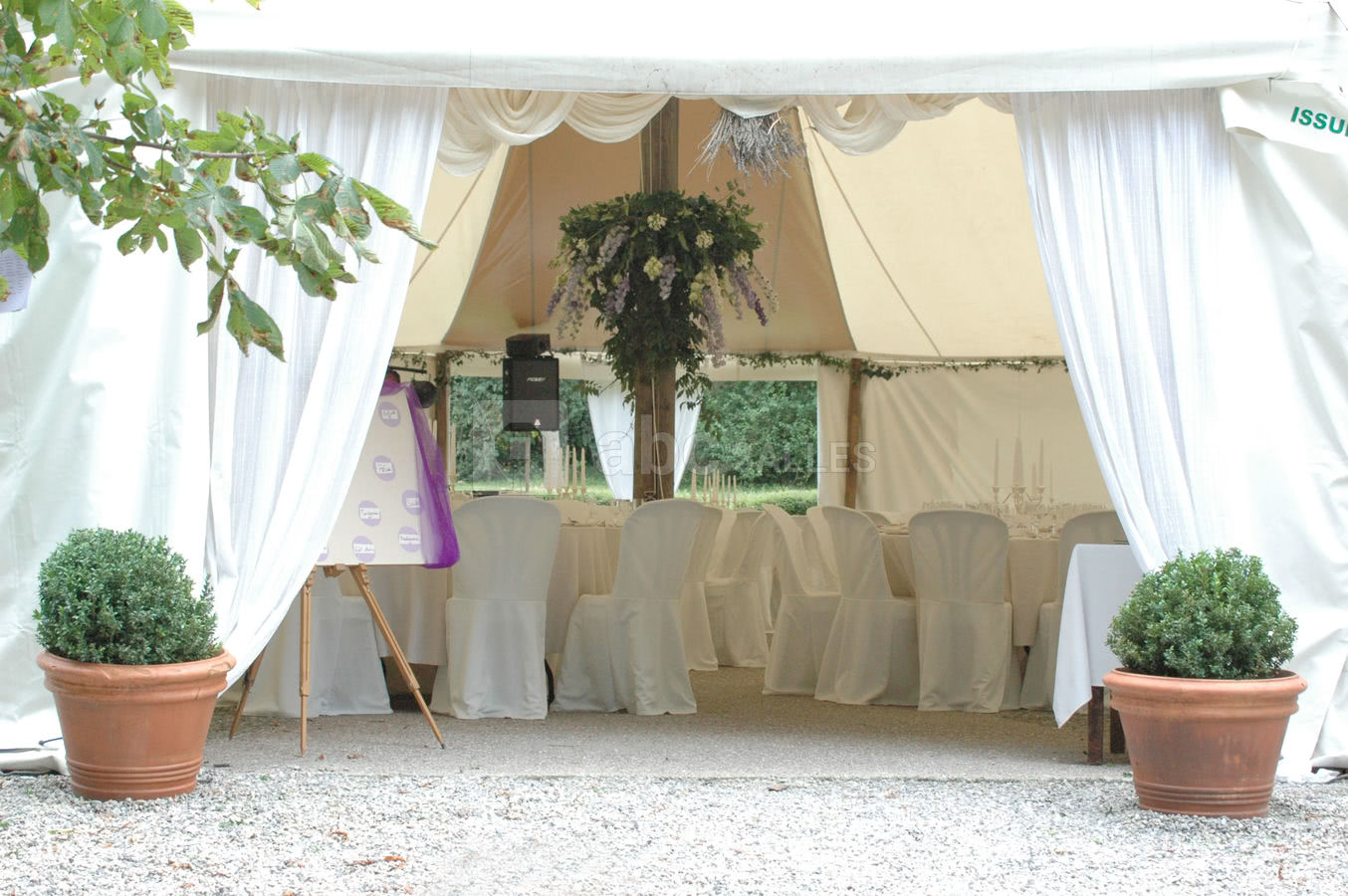 Superbe chapiteau dressé dans le parc du château