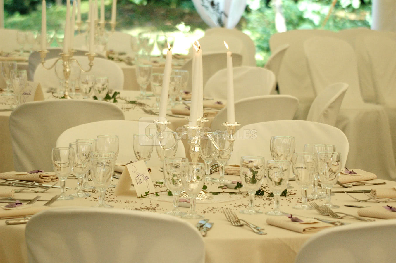 Le chapiteau, idéal pour les mariages romantiques.