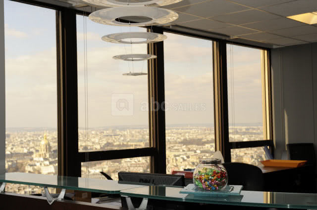 Accueil face à la tour eiffel