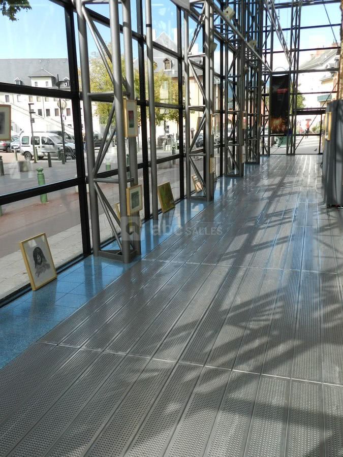 Façade concervée & mise en valeur ac verrière et palmiers