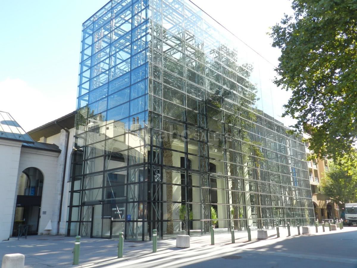 Façade concervée & mise en valeur ac verrière et palmiers