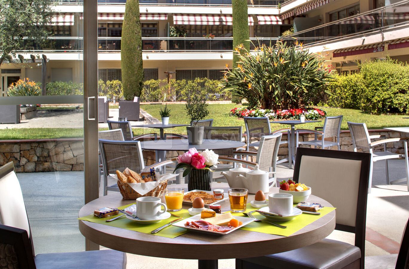 Petit déjeuner en terrasse ou dans notre restaurant