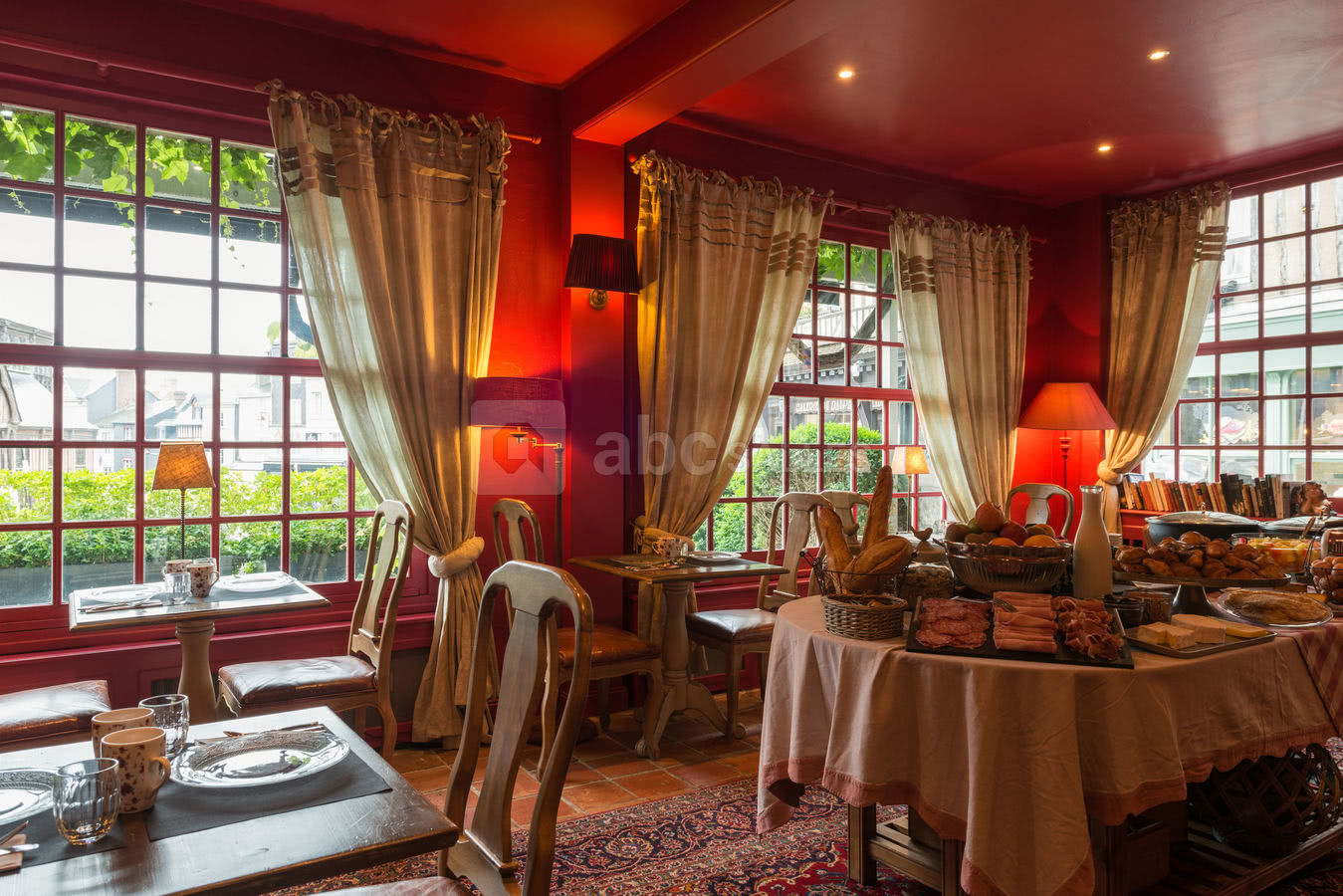 Petit-déjeuner dans le salon cosy