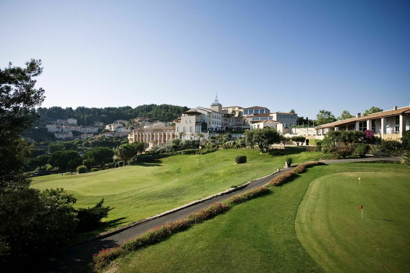 Vue générale de l'hôtel Dolce Frégate Provence depuis le golf