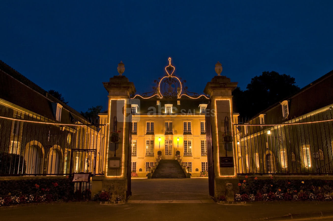 Façade "coté Cour" de nuit