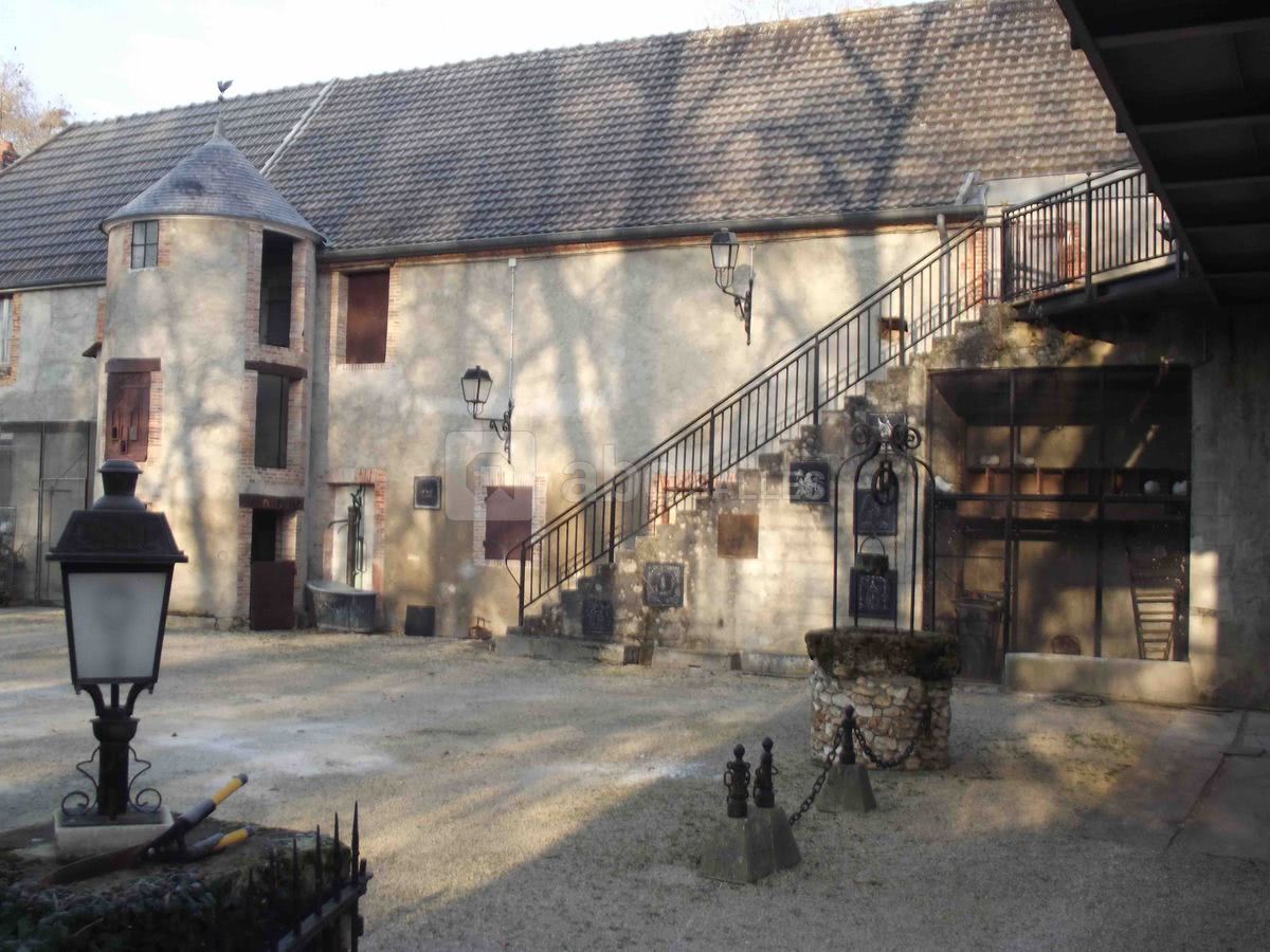 Le pigeonnier et sa cour