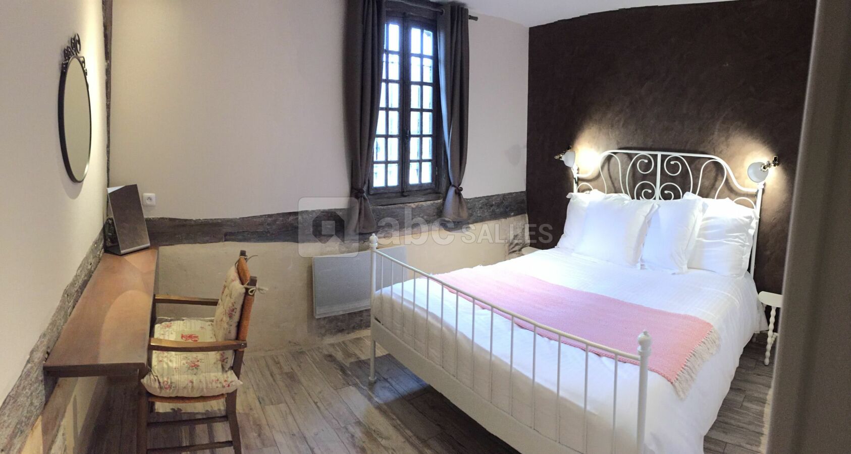 Chambre avec salle de douche intégrée