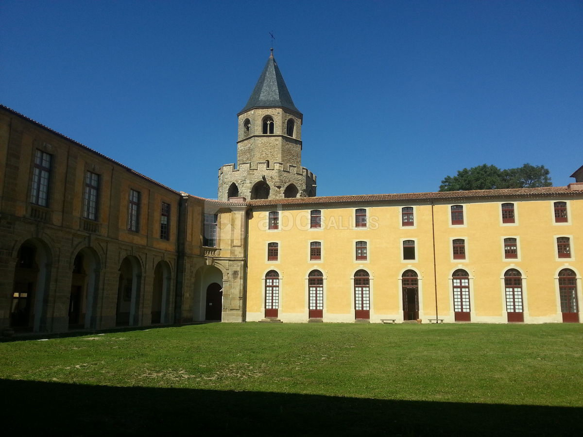 LA COUR DES ROUGES