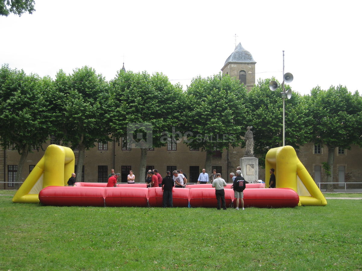 Baby foot humain dans le parc