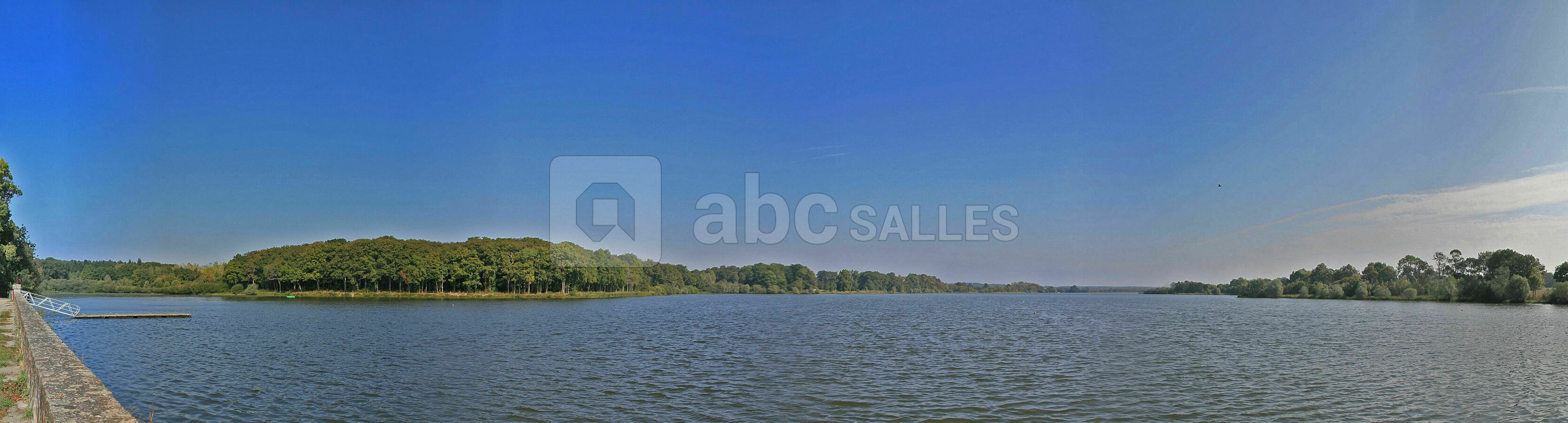 Face au domaine des forges, l'étang de la provostière