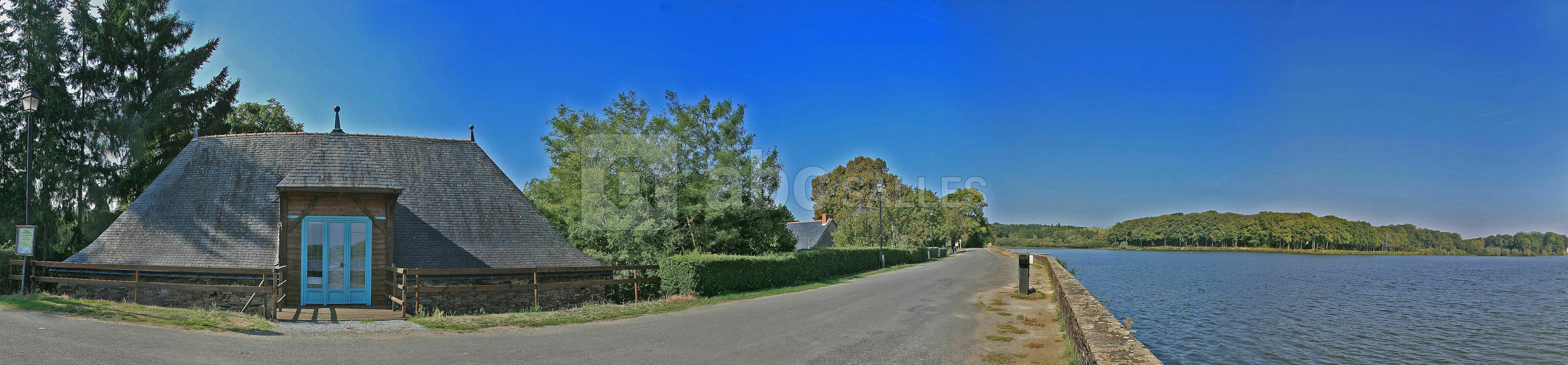 Salle alexis face à l'étang