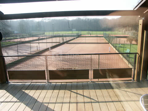 Vue sur courts depuis terrasse