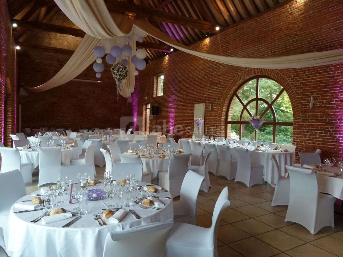 Salle décorée pour un mariage