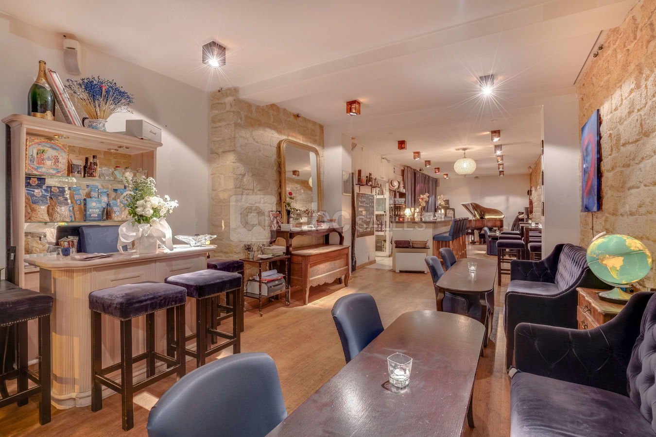 Salon / Bar