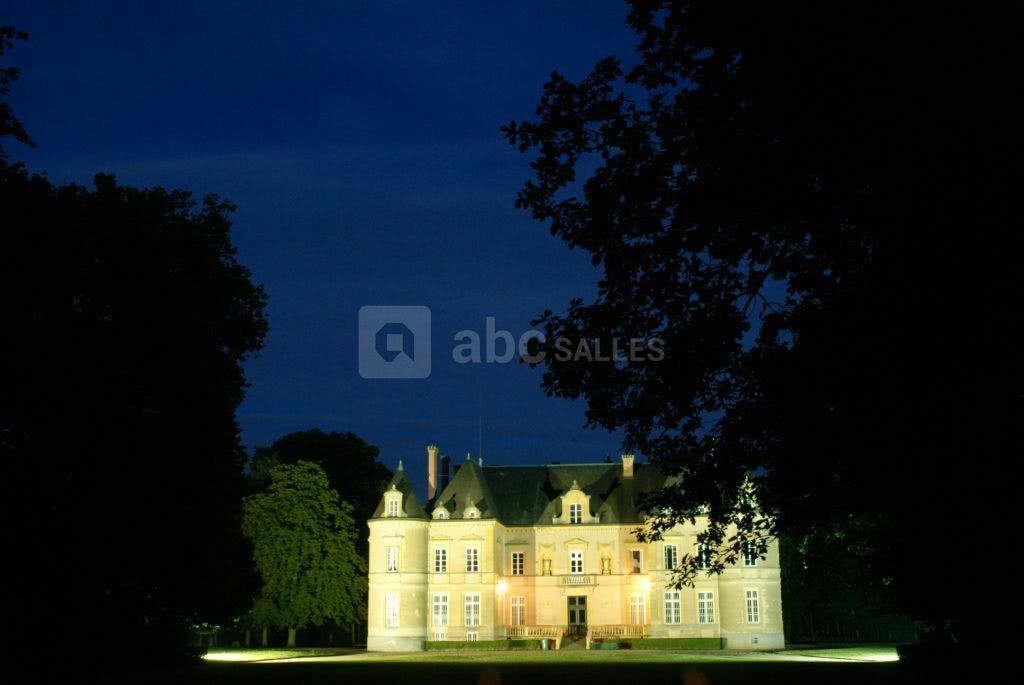 Façade du chateau de Beaulon (nuit)
