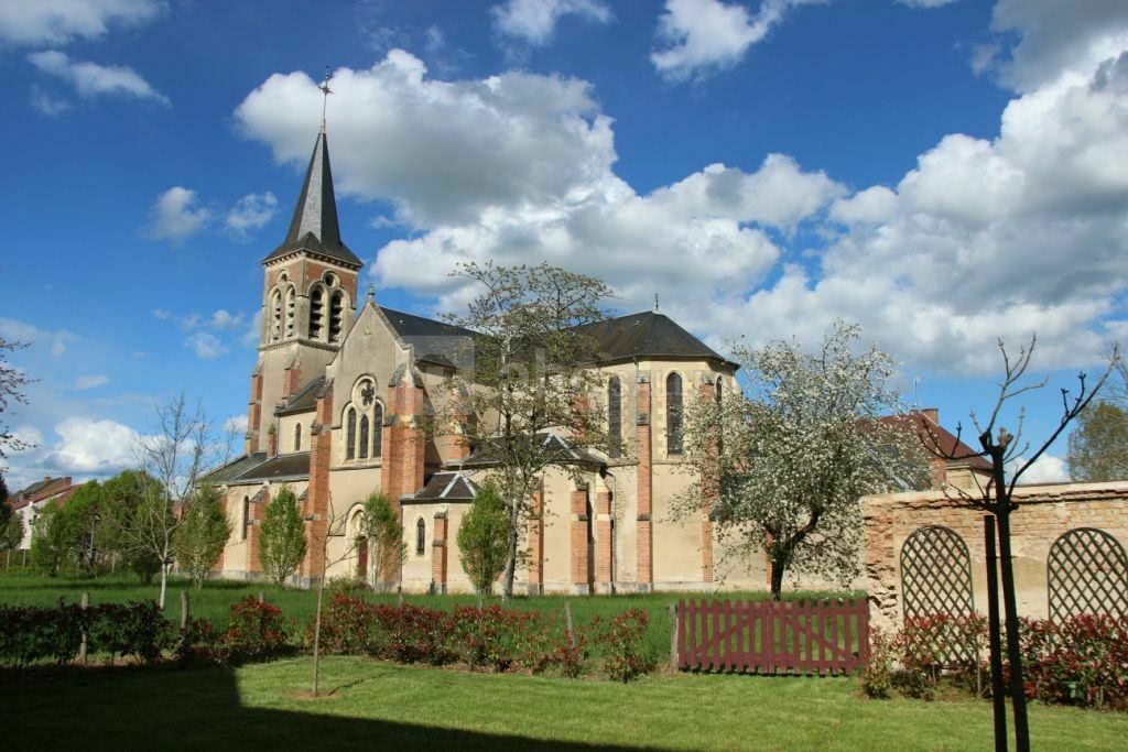 Eglise située dans le jardin