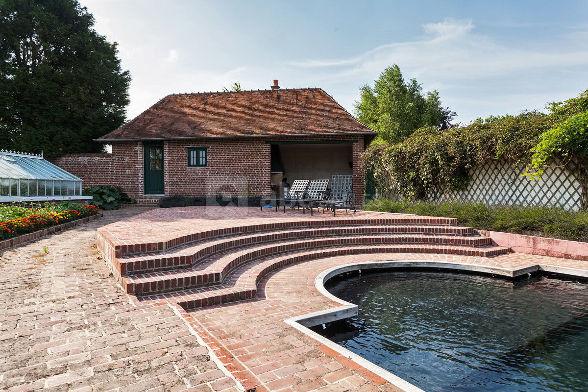 Pool house