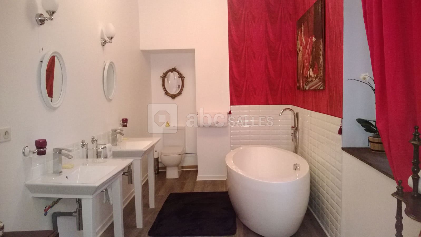 Salle de bain chambre pourpre