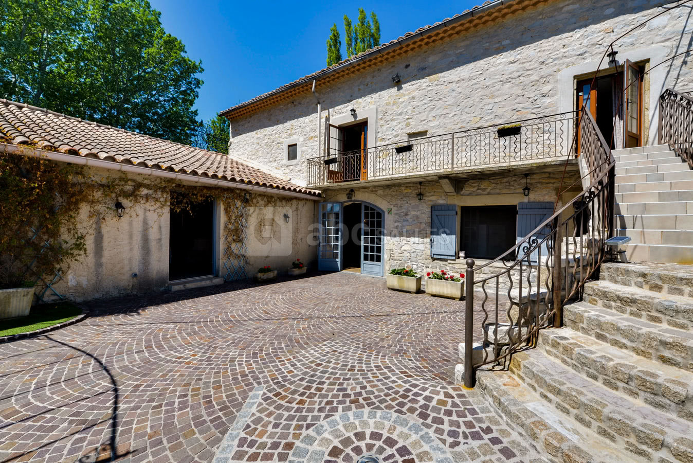 La cour du mas