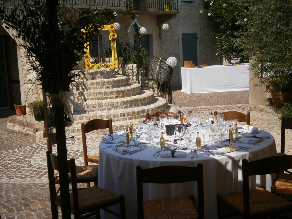 La cour du mas