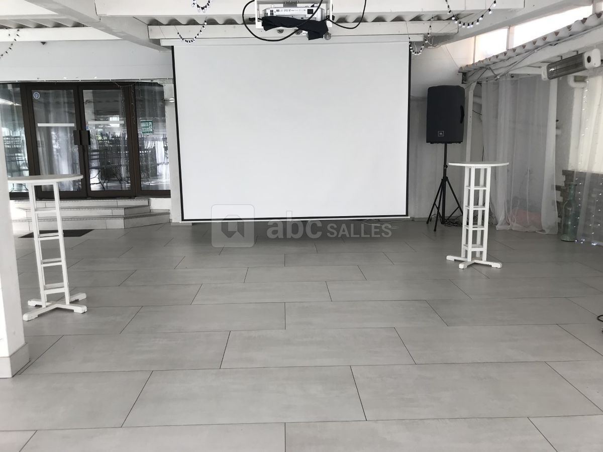 Salle avec matériel technique