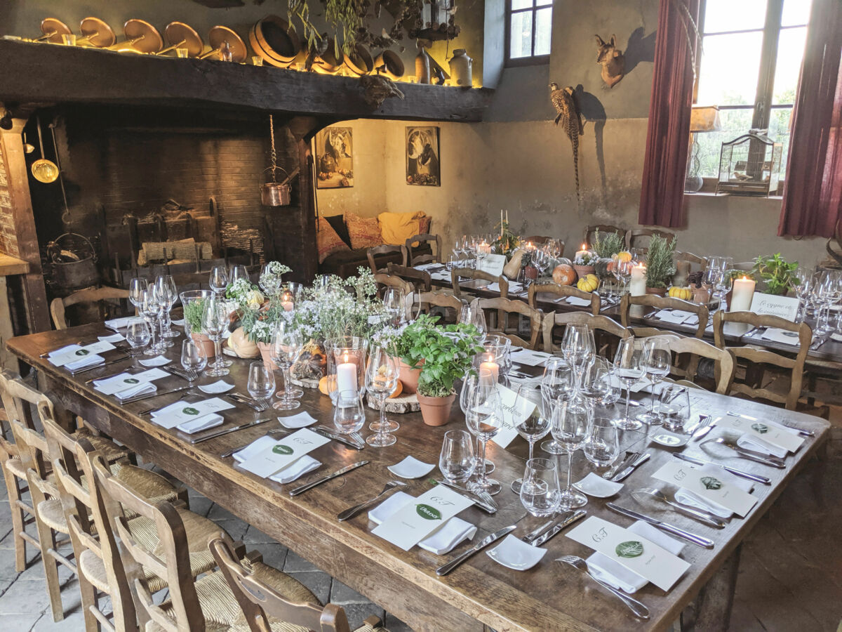 Repas convivial au coin de la cheminée