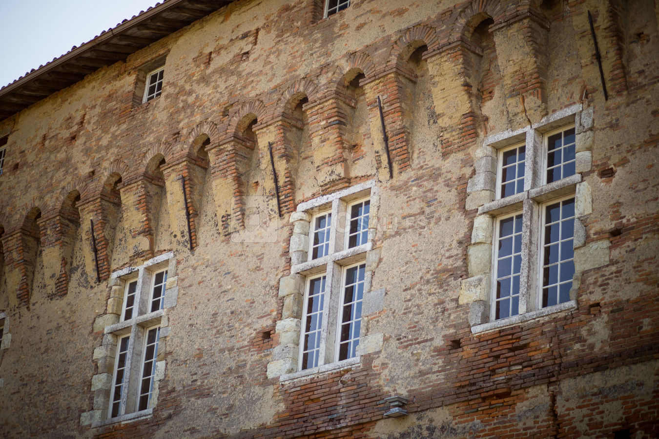 Vue sur le chemin de ronde et les mâchicoulis