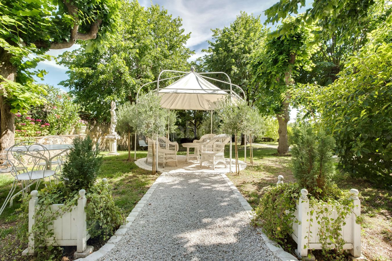 Pergola dans le jardin