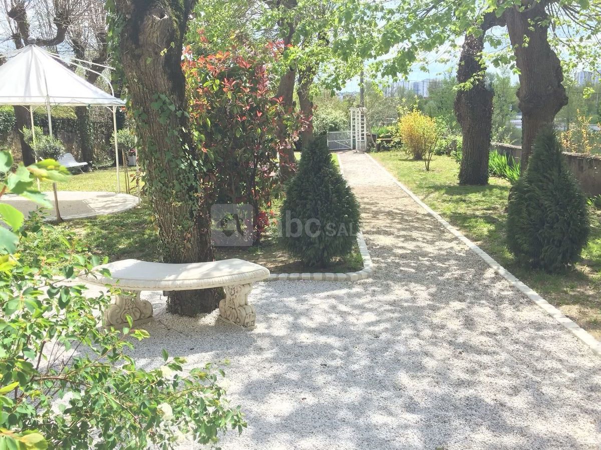 La Grotte de la Roche Aux Fées