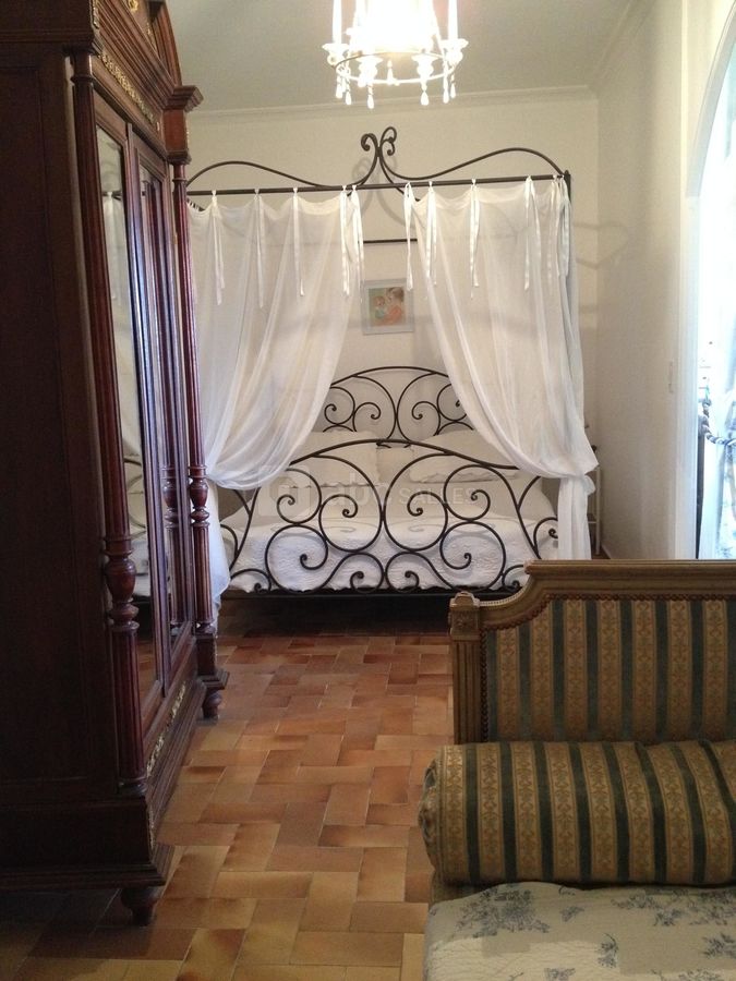 La Grotte de la Roche Aux Fées