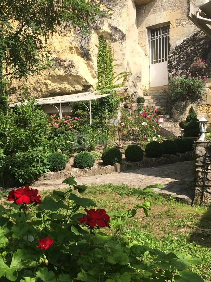 La Grotte de la Roche Aux Fées