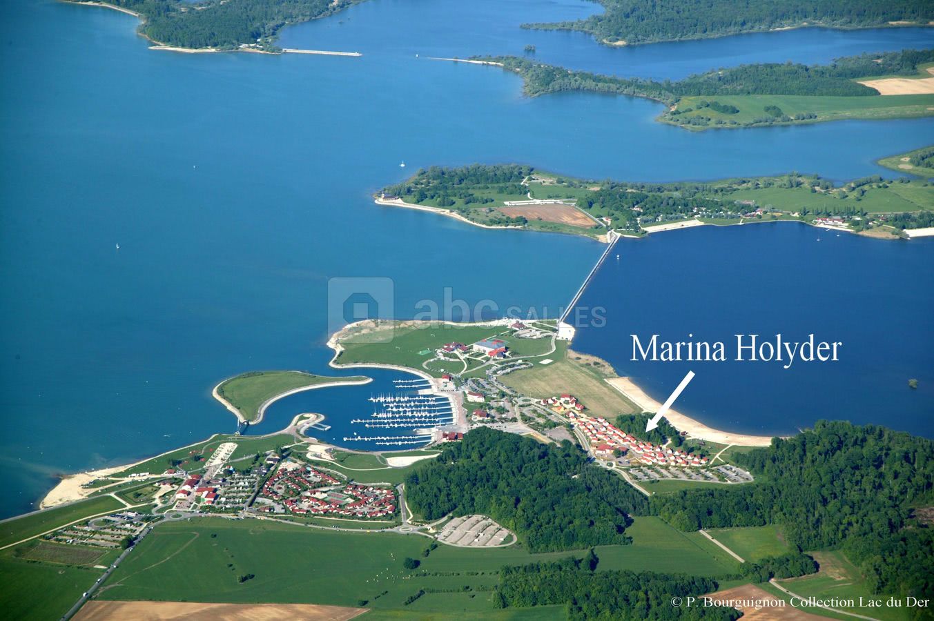La Marina à 100 m du lac