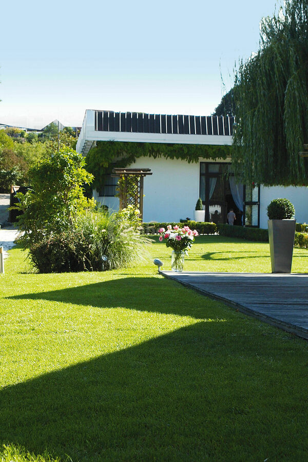 Un jardin soigné et fleuri