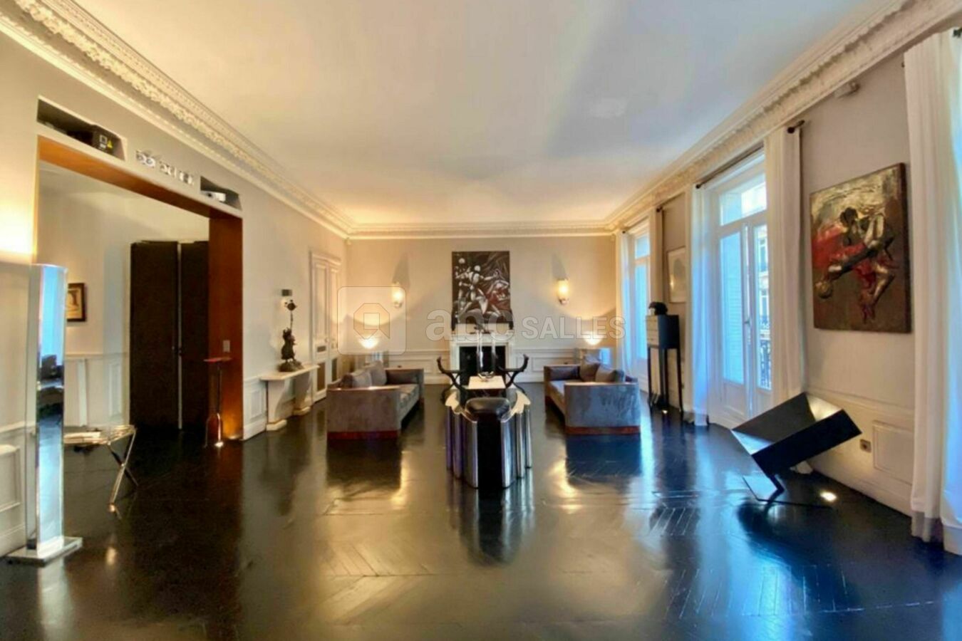 Salon de réception 4 m de hauteur sous plafond lumière du jour