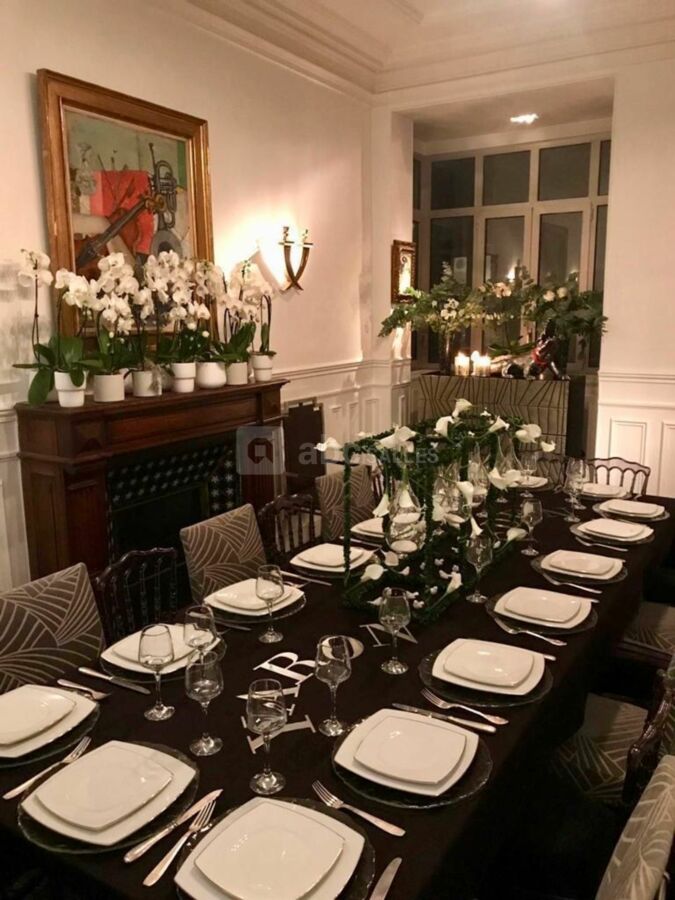 Salon dinatoire pour les diners privés dan cadre cheminée cosy