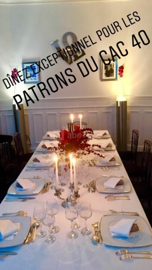 Salon dinatoire pour les diners privés dan cadre cheminée cosy