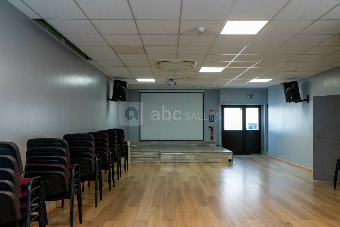 Vue arrière avec chaises - Salle Riviera