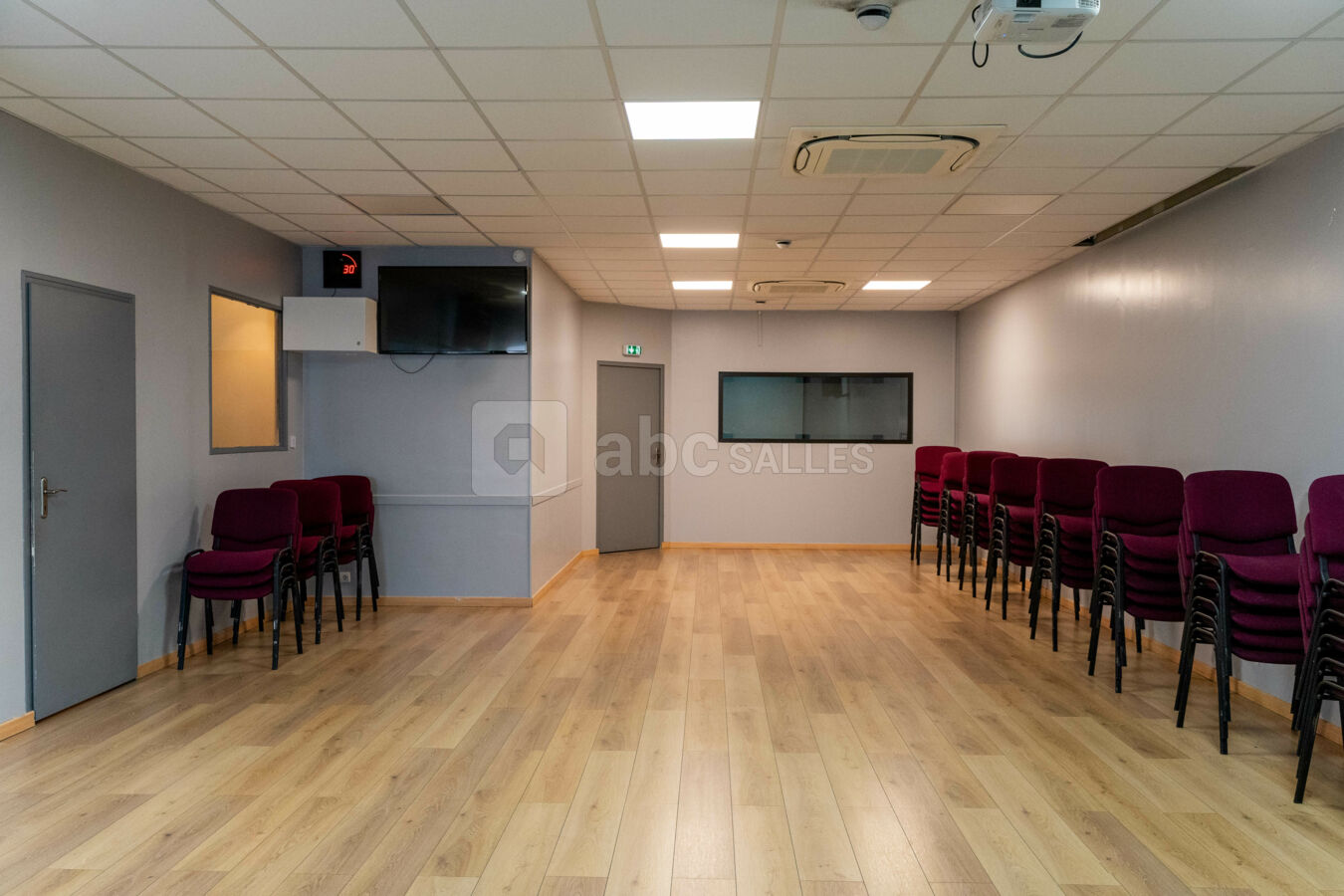 Vue avant avec chaises - Salle Riviera