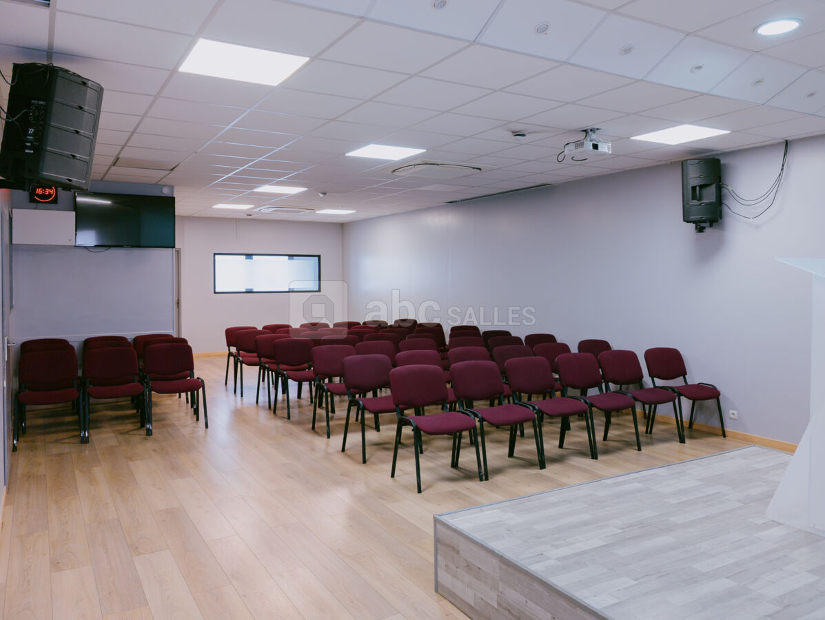 Vue avant avec chaises et estrade - Salle Riviera