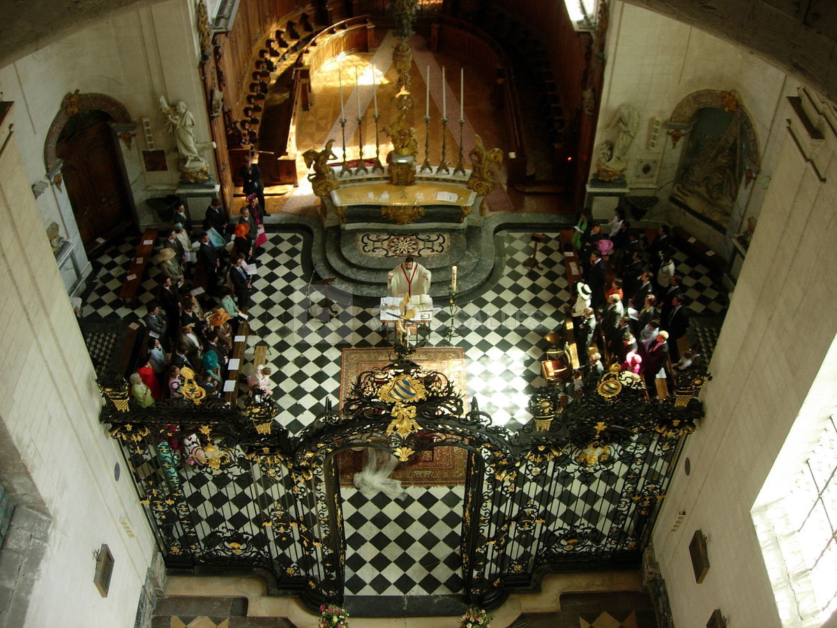 Cérémonie religieuse dans l'église