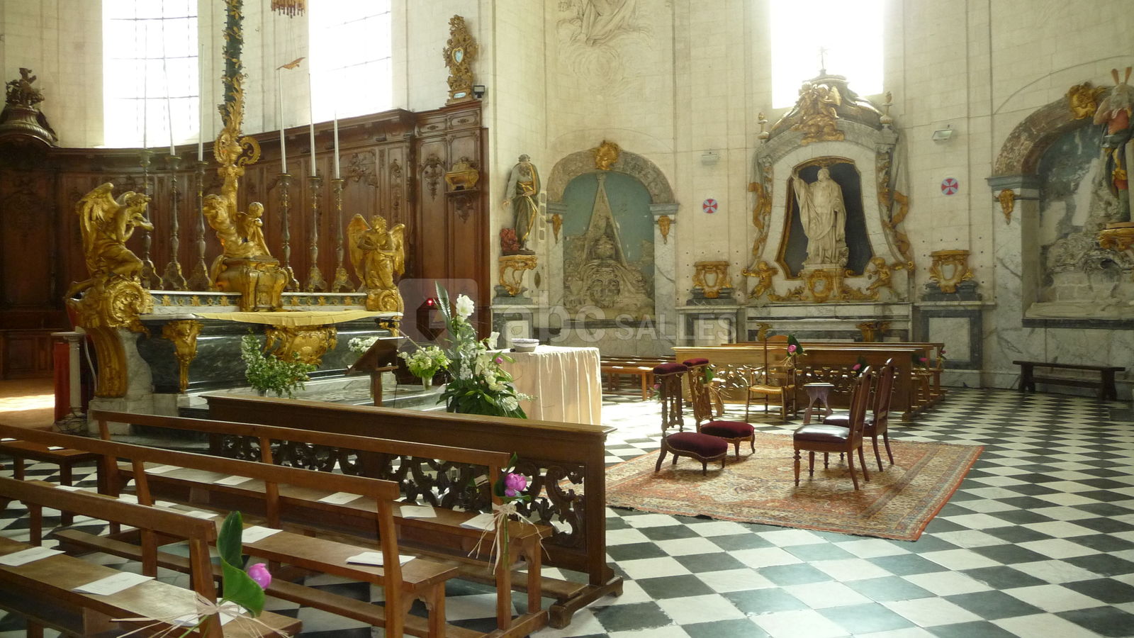 Cérémonie religieuse dans l'église