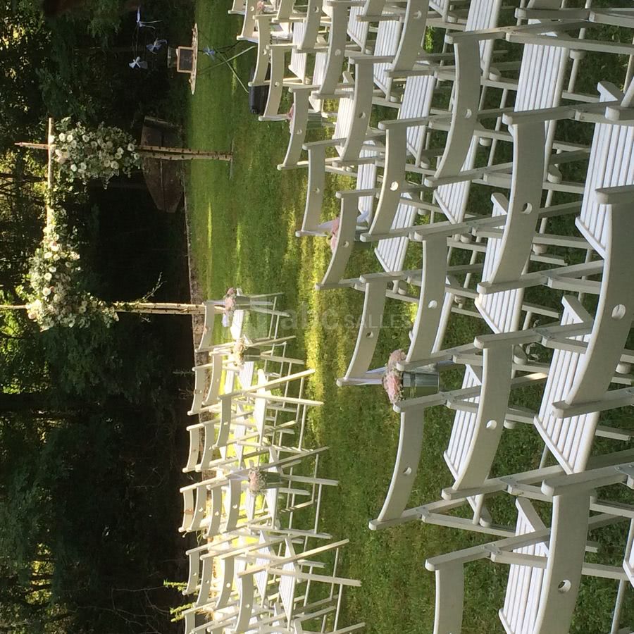 Cérémonie au bord du plan d'eau