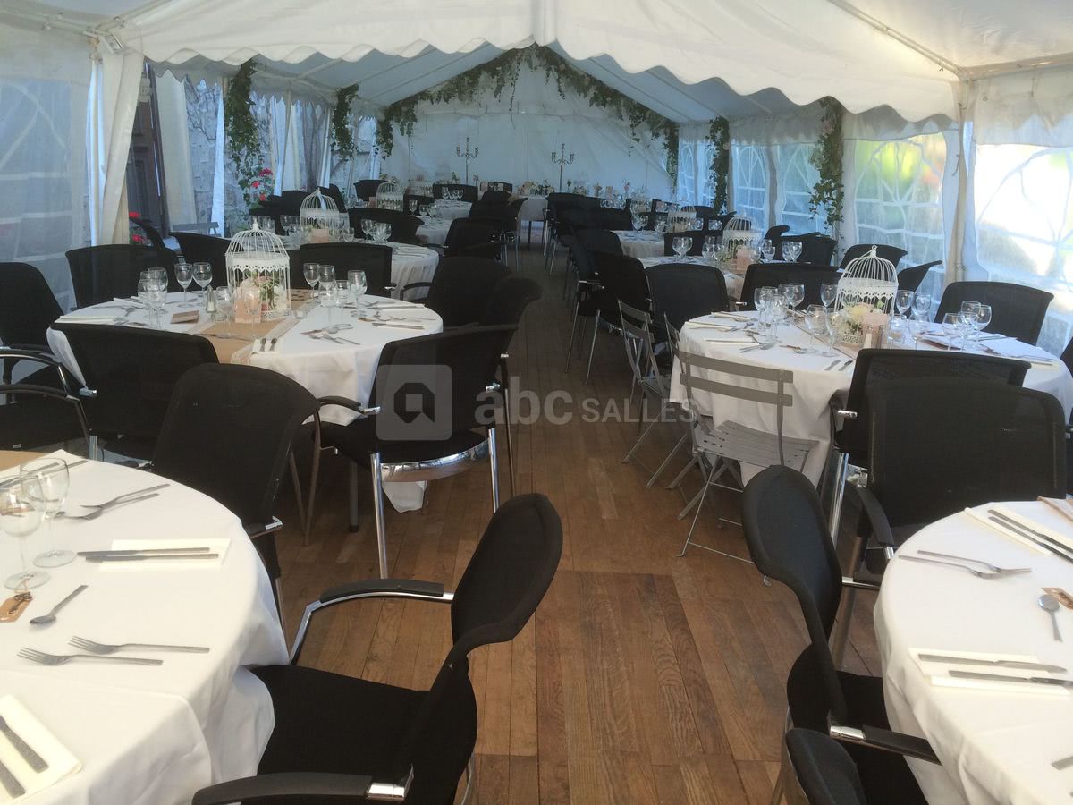 Le Chapiteau avec son plancher en chêne