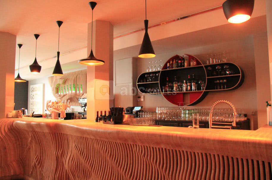 Le bar en bois chaud fait sur-mesure